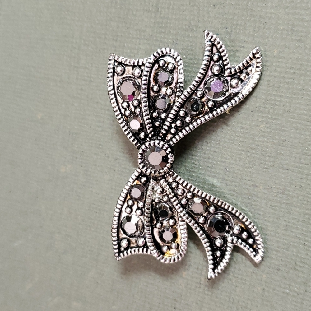 Rhinestone broach Bo